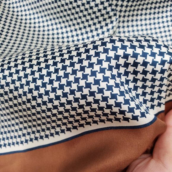 Vintage Silk Scarf Navy Blue Brown Houndstooth Hand Rolled 18" Square - Picture 4 of 6